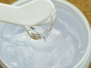メラニンを排出するためにマッサージも必要だとするメビウス製薬の商品開発。真皮の血行とリンパの循環こそが美白ケアでも重要だとされています。そのマッサージゲルのプルプルさを写真で口コミします。