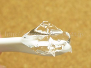 ガラス細工のようなキラキラのジェルをしているグレースアンドルケレシミウスの薬用ホワイトニングリフトケアジェル。実際にスパチュラにのっけてアップで撮影して見たので口コミします。