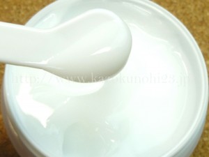 厚生労働省承認の皮膚を保護し、乾燥を防ぐオールインワンゲルの肌なじみや質感を写真付きで口コミ報告します。