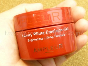 AMPLEUR Luxury White Emulsion-Gel Brightening Lifting Formula.手のひらでやっと包み込めるサイズのアンプルールラグジュアリーホワイトエマルジョンゲル。オールインワンゲルではなく、化粧水の後に使うことを前提としたゲルになります。