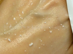 全体がこんな風になってきたら、肌の薄い部分を擦るのはやめて、気になる部分だけを少しだけさすって終わりにします。擦り過ぎるとヒリつきや赤みなどの原因になります。気をつけましょう。