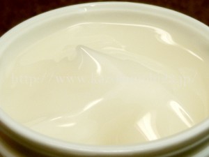 乳白色をしている四季彩フルアクションゲル。本当にコレ一つで保湿できるのか。実際に使ってみた使用感や肌なじみなどを画像を交えて口コミ報告していきます。