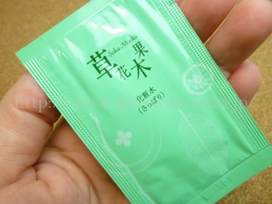 【画像あり】草花木果 透肌マスクジェル エンリッチ 14日間トライアルに入っていた化粧水のさっぱりタイプを使って口コミ報告します。