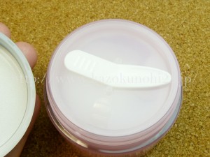 ゼリア新薬のオールインワンゲルのポットにはスパチュラが入ってました。固定されているので動かないし、安心・清潔です。