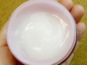 乳白色をしたゼリア新薬のコンドロイチン配合のオールインワンジェル。使用感をチェックして画像付きで報告します。