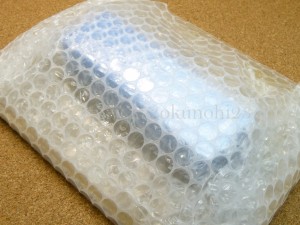 みずのいろどりはこんあ感じのプチプチに入って届きます。資料などもまとめて入っているので届いてすぐ使いたいけど会社行かなくちゃ!な時にも対応できます。箱から出して即効カバンにいれて持っていきます。バラバラにならず超便利。