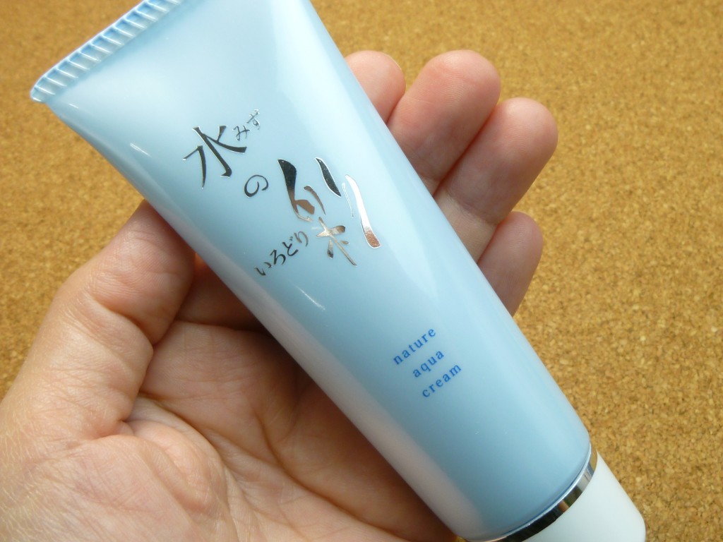 びびりの私が購入したのは ナチュールアクアクリーム 水の彩 内容量 50g(チューブ) 分。約1か月分とあったのですが本当にそうなのか試してみます。