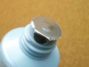 使い始めは密封されている水の彩オールインワンゲル。サラサラしていて本当に心地良いゲルクリームです。使用感を写真付きで口コミ報告します。
