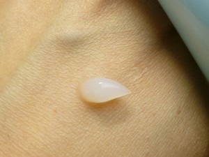 一見するとサラサラになるとは思えない白濁したナチュールアクアクリーム水の彩。重ねづけしても心地よいことに驚いています。
