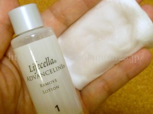 4分の1ぐらいをコットンにとり、優しくふきとり化粧水のケアをはじめます。皮膚の薄い目のまわりは避けて小鼻などを重点的に使ってみます。