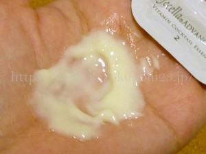 肌になじませる必要のないビタミンカクテルエッセンス(美容液)これを塗ってマスクでフタをすると肌に吸収されるよう。
