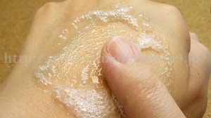 リッチフィズ 炭酸お試しセットに入っていた炭酸マッサージローションのパチパチを楽しんでいるところ。はじめは顔を洗痛くなるぐらい刺激に感じていたのが嘘のように心地良く感じました。