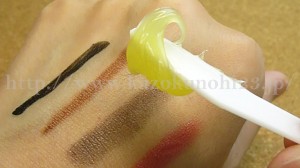 温感ホットクレンジングのバームオレンジはこんな感じ。ねばーっとしたねりあめみたいなテクスチャーが面白い。