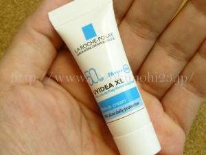 ラロッシュポゼトライアルキットに入っていたUVイデアXL(日やけ止め乳液・化粧下地) 3guvidea XL melt in creamの使用感や色合いなどを写真付きで口コミ報告していきます。