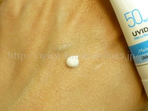 ラロッシュポゼUVイデアXLの色味は、下地の色のついていない老若男女とわないタイプの日焼け止め乳液でした。