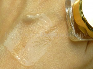 透明のクリームはすぐに溶けてなくなってしまいました。アルジルリンが高濃度で配合されているだけあって香りはちょっと甘め。