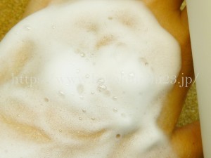 プッシュポンプの泡洗顔料の洗い上がりを写真付きで口コミ公開します。炎症を抑えるグリチルリチン酸2k入りなので、ヒリつきはおさえられます。