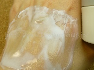 obagiクレンジングクリームであらかたの汚れを浮かしたあとは、ぬるま湯で乳化していきます。
