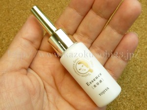 yojiyacosmetics essenceよーじやうるおいトライヤル保湿セットに入っていたうるおい美容液を使った感想を写真付きで口コミ報告していきます。