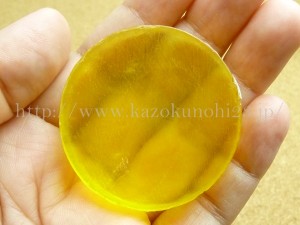 透明なレモンorオレンジな色味をしているラフィネクレンジングソープ。泡立ちはどんなものか検証していきます。