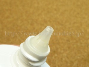 ソフィーナボーテの美白UV乳液は適量が出しやすいのが優秀。だらだらっとなる液状なので、この形がマストです。