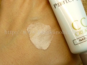 Raffine perfect one cccream natural ラフィネのCCクリームの色合い⇒ナチュラルとピンクナチュラルが存在するのですが、届いたのはナチュラル。ちょっと、濃いじゃないの！と思ったのですがつけてみると思った以上になじんでいました。