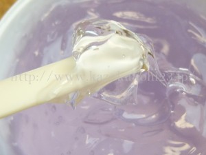 エニシングホワイトオールインワンゲルはやっぱり透明だった。