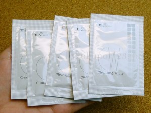 おまけにクレンジングホワイトが5パウチも入ってました。