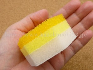 山田養蜂場ハニーラボお試しセットに入っていた泡立てマッサージスポンジのミニサイズ。3層に分かれていて黄色は泡立て用、白はマッサージ用になります。