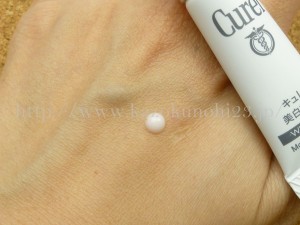 花王の販売しているCurel(キュレル)美白美容液の肌なじみや質感を写真付きで紹介中。