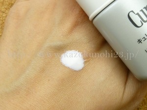キュレルの美白UVミルクはよく振って使わないといけない分離タイプの日焼け止め乳液でした。