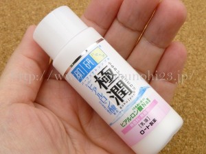 ロート製薬の販売する肌研ハダラボはスーパーヒアルロン酸配合の乳液でした。質感や肌なじみについて画像を交えて口コミ報告していきます。