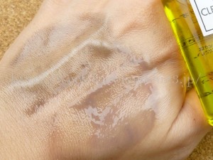 DHCのクレンジングオイルの使用感をチェック中。乳化まで終わったらリキッドアイライナーも落ち切りました。
