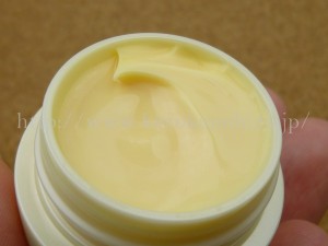 DHC化粧品のコエンザイムQ10配合の保湿クリームを使って感じたことや肌の変化などを写真付きで報告中。
