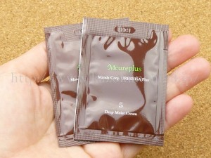 万田発酵基礎化粧品のエムキュアトライアルセットに入っていた夜用保湿クリーム(パウチ入り)の肌なじみや質感を写真付きで口コミ報告中。