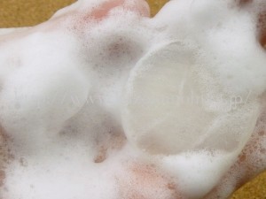 白濁したDHCマイルドソープの泡立ちを写真つきで口コミ報告していきます。