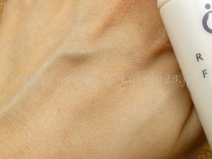 ライスフォース化粧品のしみ・くすみ・美白対策トライアルキットに入っていたUVプロテクトミルクの肌なじみを写真付きで口コミ報告していきます。