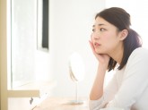 敏感肌とつき合うために知っておきたい3つのポイントの「私って敏感肌かも」と鏡を前につぶやいていることこ。