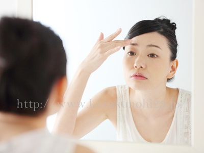 老化の原因とアンチエイジングに有効な美容成分を徹底解説！画像は額に手を当てて肌の老化を伺っている30代女性