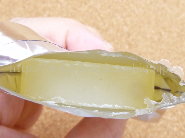 ネオナチュラルの洗顔石けんはこんな感じの色です。