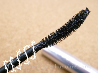 マスカラのフィラメントイメージ画像。毛のついたワイヤーをスティックにぐるぐる巻きにしたイメージです。