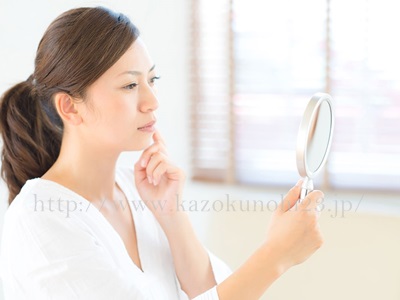 「くすみ」は肌老化の始まり！原因を知って正しくケアしようのイメージ画像。鏡をのぞき込みながら自分のくすみ具合をチェックしているところ。