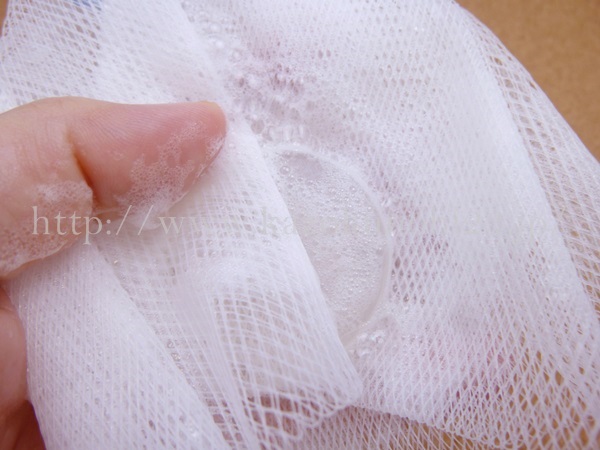 ミネラルファンデーションのエトヴォス(ETVOS)のエイジングケア 洗顔石けんを使ってみた。無色透明の石鹸です。