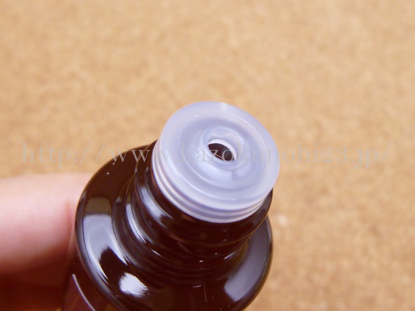 オリーブキュア化粧水のキャップを開けて中栓をアップで撮影しました。
