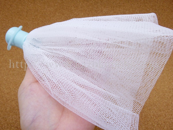 ファンケルの洗顔パウダーを泡立てるための泡立てネットはこんな感じ。