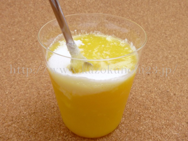天然コラーゲン100％のニッピコラーゲン100をオレンジジュースに溶かそうとしているところ。オレンジジュースは100ミリリットル。コラーゲン5グラムです。
