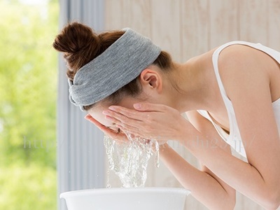 大人ニキビは正しい洗顔で治す！角質ケア＆アクネ菌対策でニキビを撃退する。画像はぬるま湯で顔をすすいでいるところ。