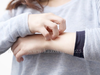 大人ニキビは寝不足が原因?睡眠と肌荒れの関係を徹底解説!で、じんましんやアトピー皮膚炎などは、肌の乾燥などは、かゆみを伴うので、安眠を妨げることがあります。