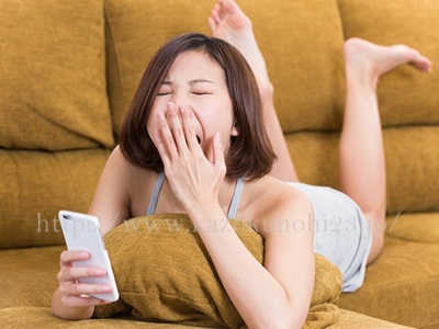 良質な睡眠を妨げるNG行動の一つとして、スマホやテレビを見るなどの行為は、良くないとされています。