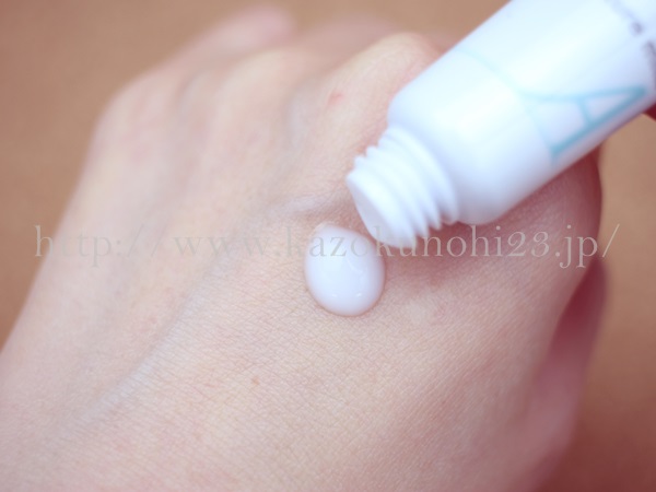 美白有効成分ビタミンC誘導体が配合されたモイスチュアミルクを手の甲にだしてみました。つやっとしている乳液となってます。